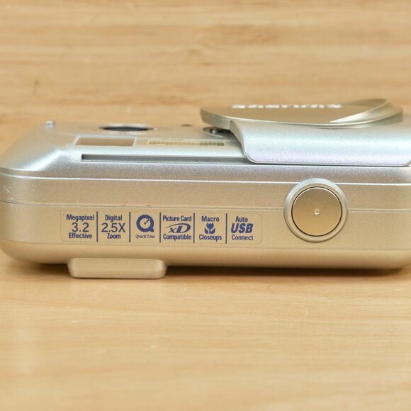 Vintage Olympus CAMEDIA D-395 Digital Camera / 3.2 MP / Compact Body / Silver - Picture 5 of 8